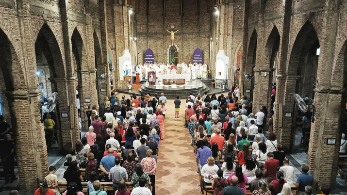 En Argentina baja el catolicismo y crecen las personas sin religión: qué dice el informe sobre el interior del país